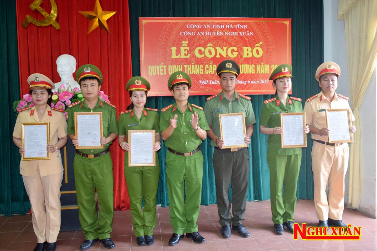 Công an Nghi Xuân trao quyết định thăng cấp bậc hàm, nâng lương năm 2019