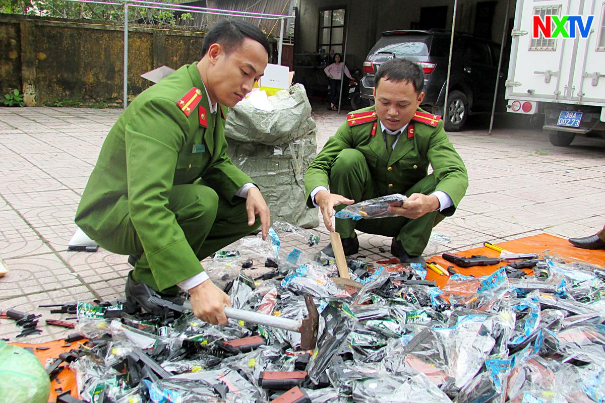 Công an Nghi Xuân tiêu hủy 500 khẩu súng nhựa đồ chơi và 130kg thực phẩm không rõ nguồn gốc