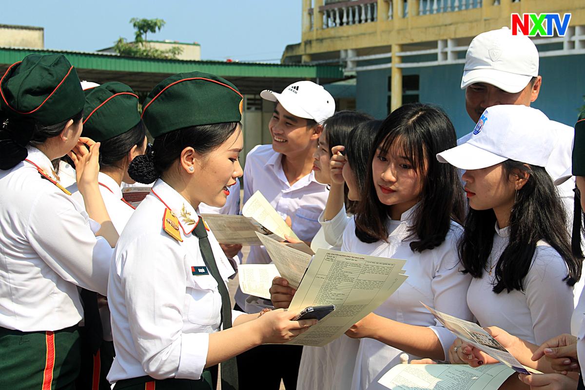 Ban Tuyển sinh quân sự Bộ Quốc phòng tư vấn tuyển sinh quân sự cho học sinh Nghi Xuân