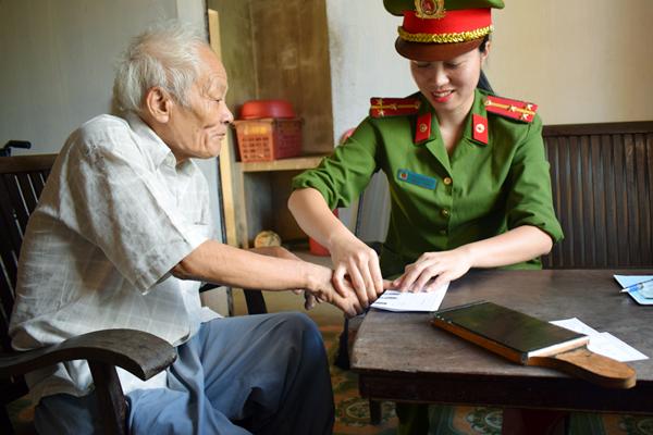 Công an Nghi Xuân xuống tận nhà làm chứng minh thư cho người có hoàn cảnh khó khăn