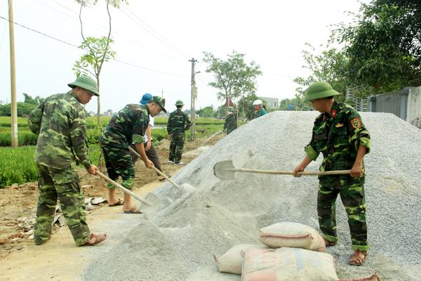 Cán bộ chiến sỹ Ban CHQS Nghi Xuân giúp Xuân Trường xây dựng NTM