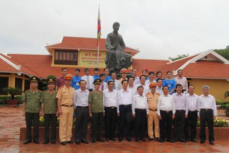 Thủ tướng Nguyễn Tấn Dũng dâng hương tưởng niệm tại Khu di tích Đại Thi Hào Nguyễn Du