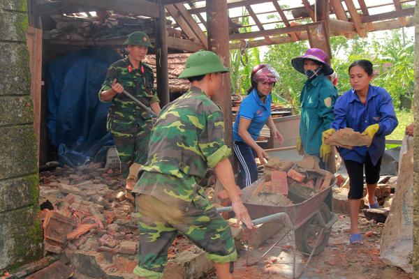 Các lực lượng, đoàn viên thanh niên Nghi Xuân ra quân giúp dân khắc phục hậu quả sau cơn bão số 10