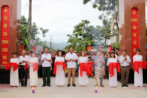 Cổng làng – Nơi ai đi xa cũng nhớ về