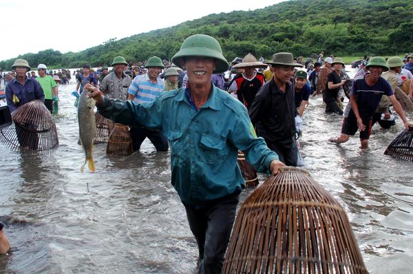 Độc đáo lễ hội đánh cá Đồng Hoa