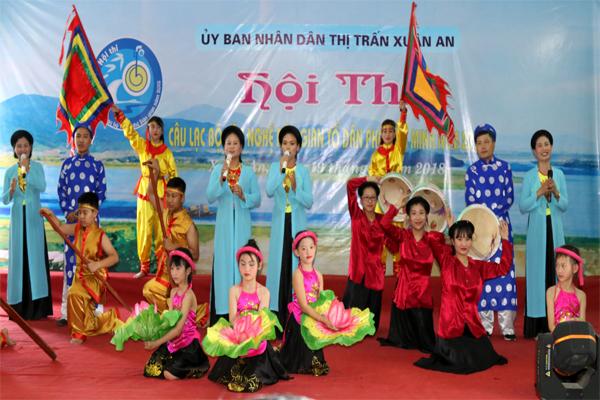 Sôi nổi tranh tài Hội thi CLB văn nghệ dân gian tổ dân phố văn minh ở thị trấn Xuân An