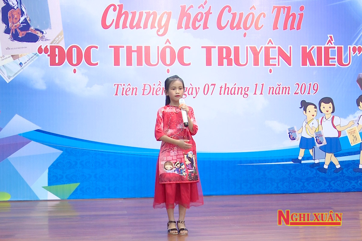 Cô và trò trên quê hương Đại thi hào Nguyễn Du thi đọc thuộc Truyện Kiều