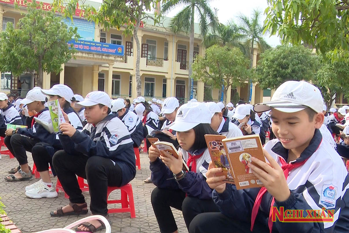 Trên 1.200 học sinh Nghi Xuân được đọc sách từ “xe thư viện lưu động”