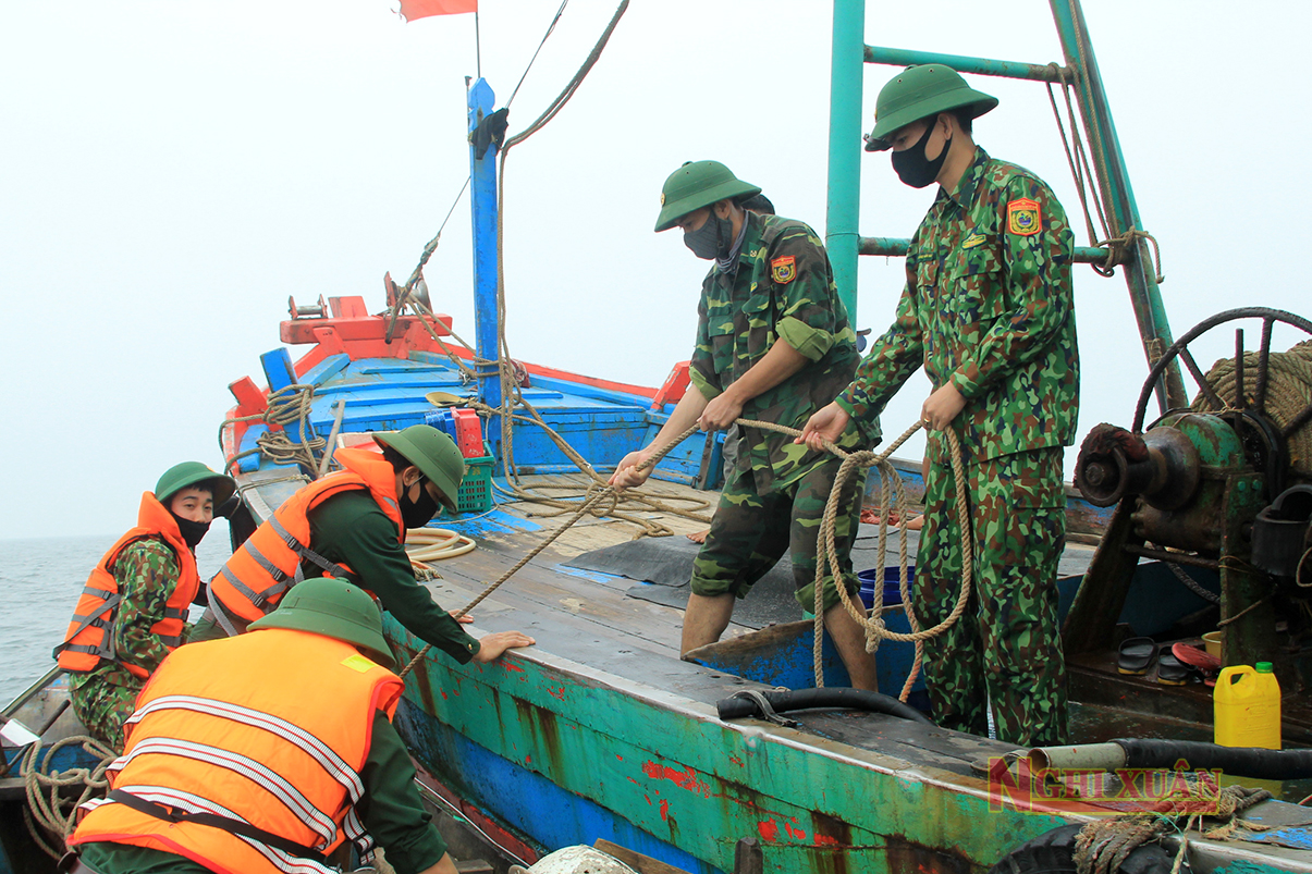 Biên phòng Lạch Kèn tiếp tục bắt giữ 2 tàu giã cào Thanh Hóa, Nghệ An khai thác trái phép