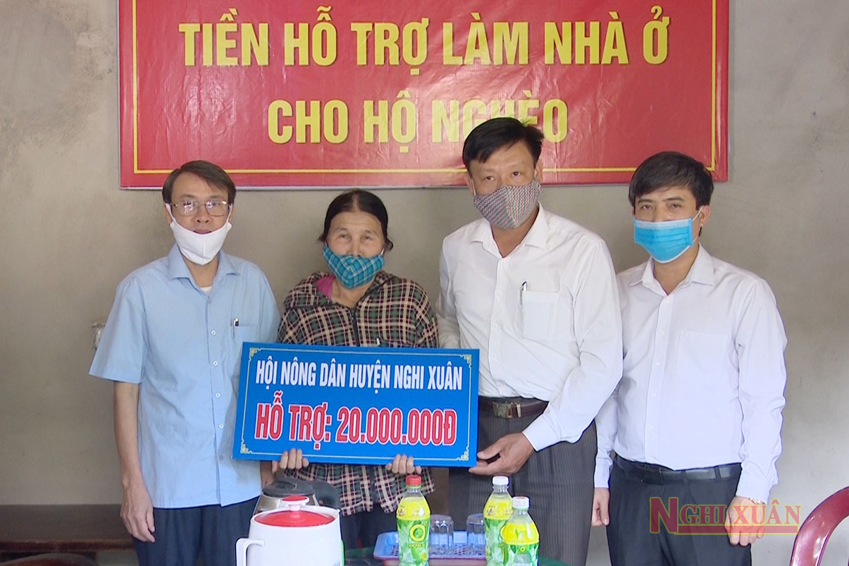 Hội Nông dân Nghi Xuân trao tiền hỗ trợ làm nhà ở cho hộ nghèo