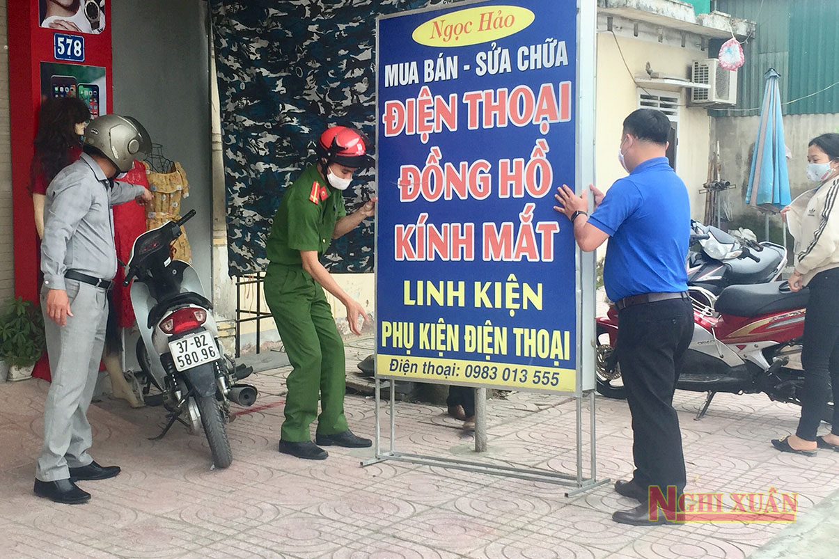 Thị trấn Xuân An ra quân giải tỏa vi phạm hành lang an toàn giao thông