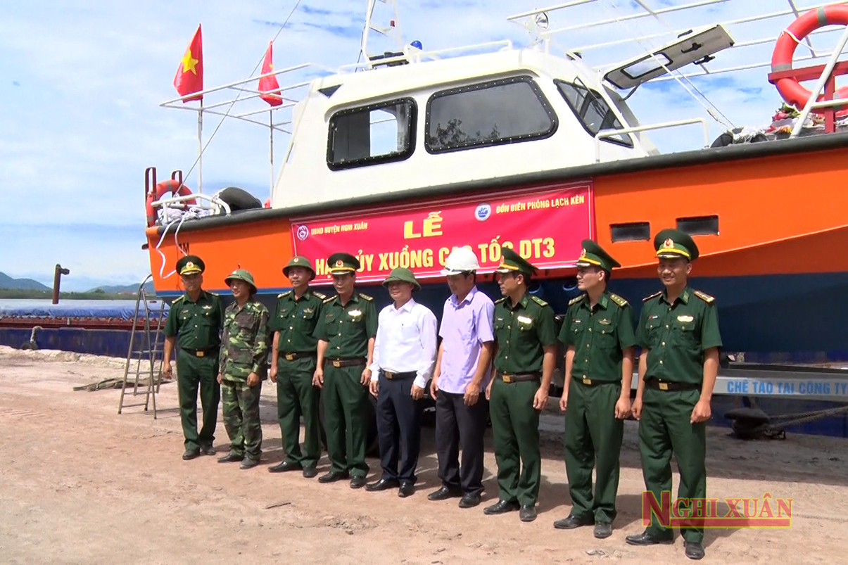 Hạ thủy xuồng cao tốc phục vụ công tác phòng chống thiên tai, tìm kiếm cứu nạn