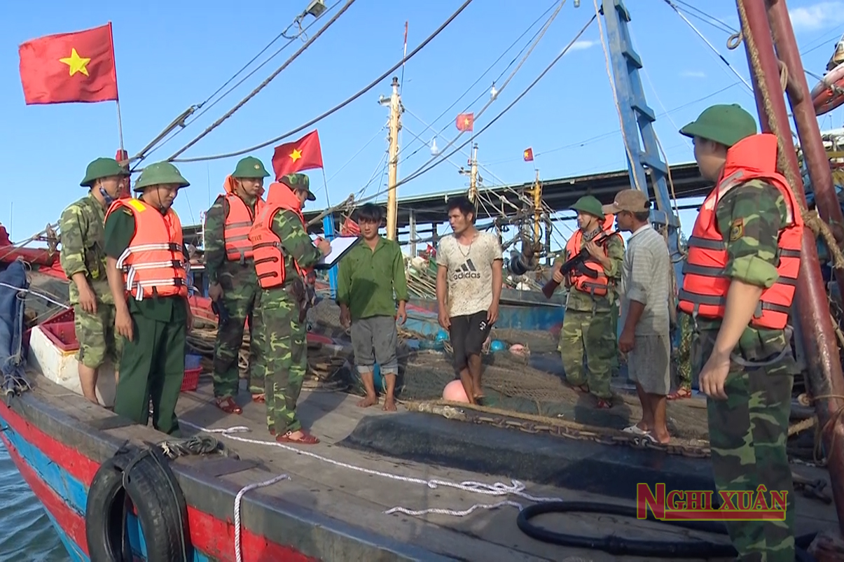 Có phương tiện mới, Đồn Biên phòng Lạch Kèn bắt giữ ngay 2 tàu giã cào khai thác sai quy định