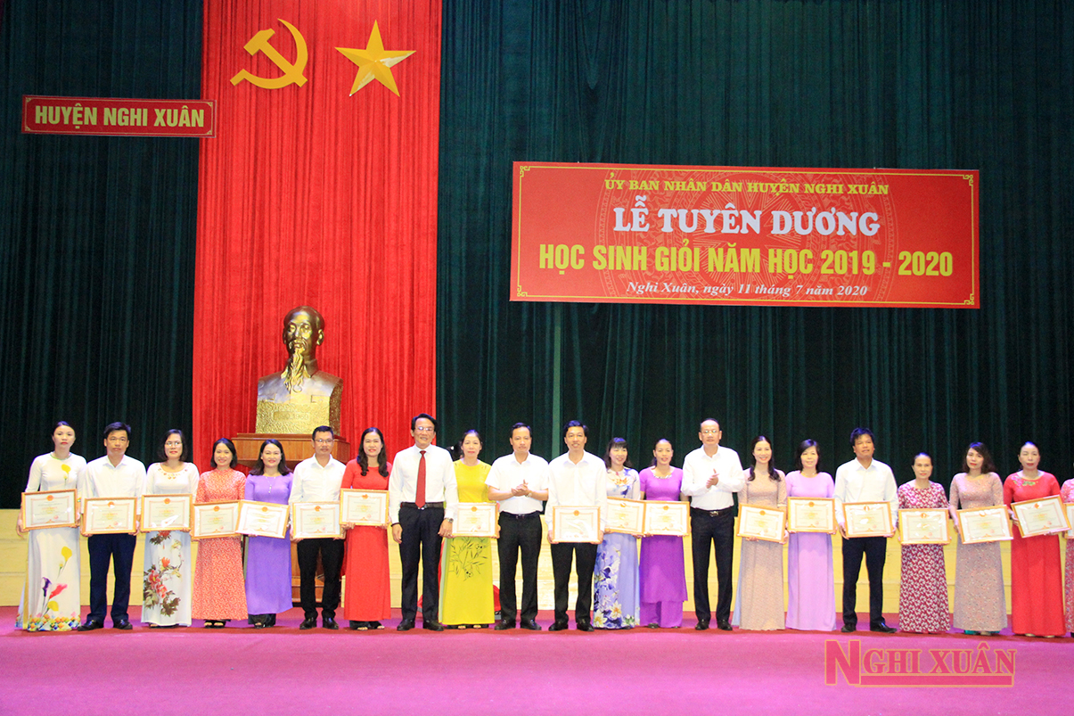 Nghi Xuân khen thưởng giáo viên, học sinh xuất sắc trong năm học 2019 - 2020