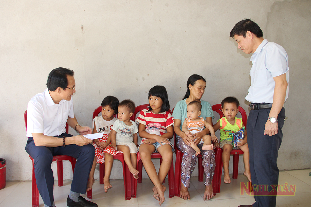 Lãnh đạo huyện thăm hỏi, trao quà hỗ trợ cho gia đình có hoàn cảnh đặc biệt khó khăn tại Xuân Hải