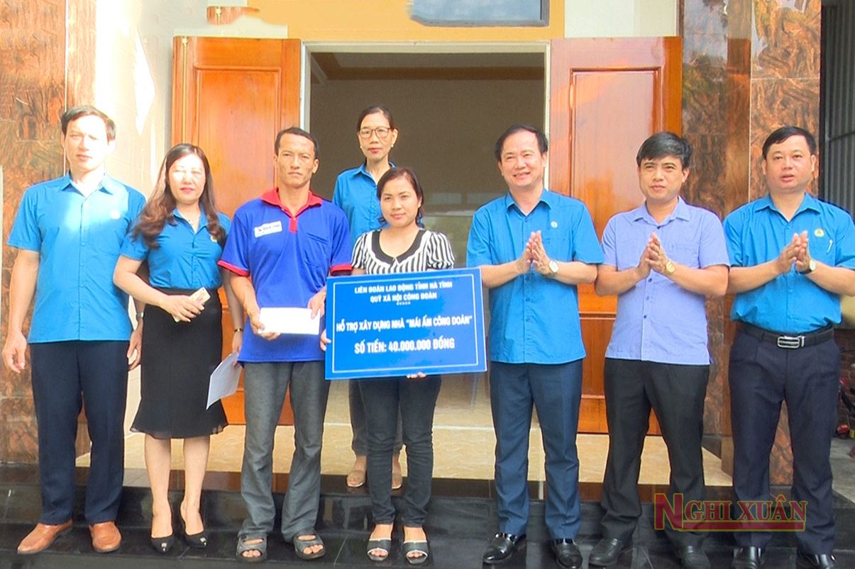 Liên đoàn Lao động Hà Tĩnh trao 70 triệu đồng hỗ trợ 2 đoàn viên Công đoàn huyện Nghi Xuân xây nhà mới