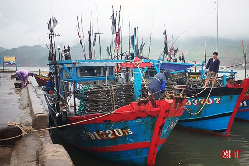 Hà Tĩnh yêu cầu các đơn vị, địa phương trực ban nghiêm túc 24/24h ứng phó bão số 5