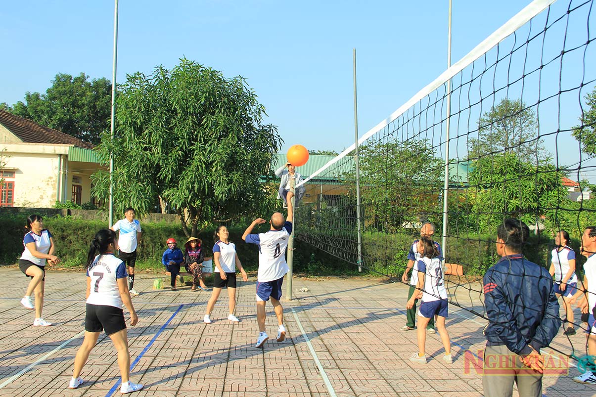 Xuân Yên: Sôi nổi giải bóng chuyền hơi kỷ niệm ngày Đại đoàn kết toàn dân