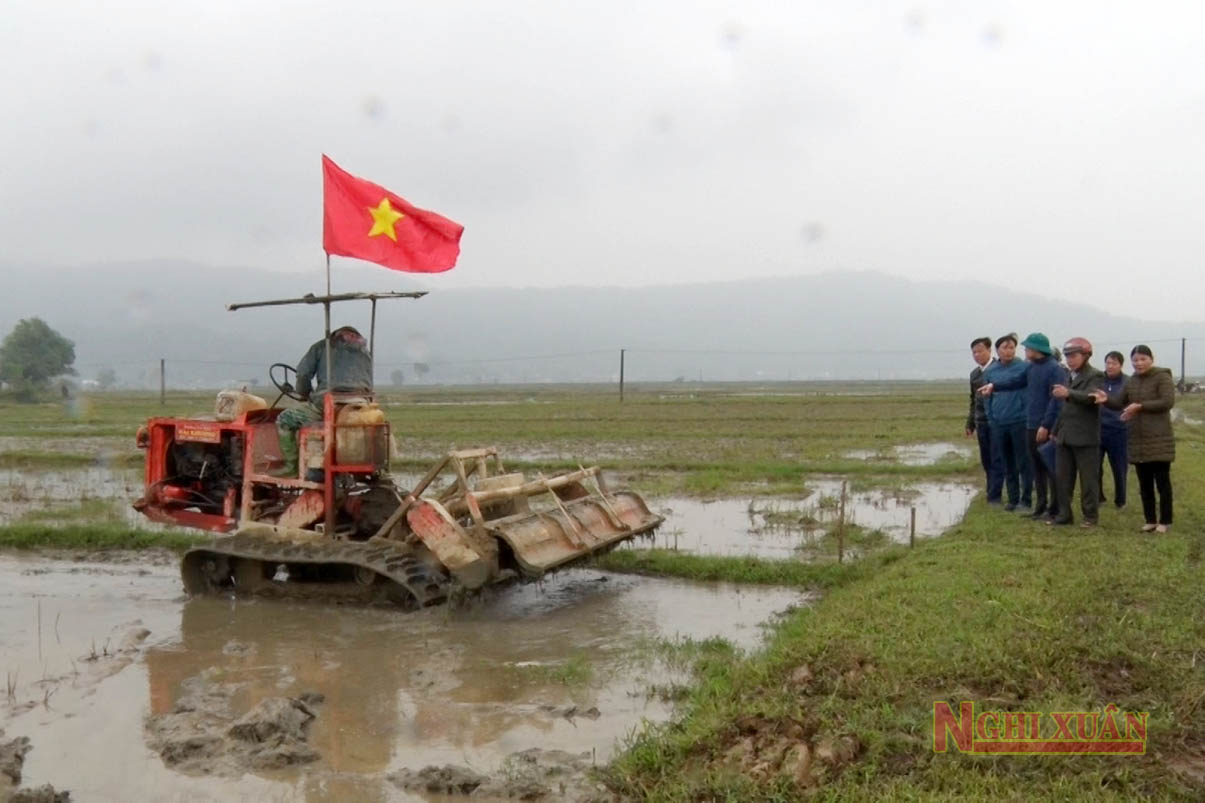 Hai xã đầu tiên của Nghi Xuân phá bờ thửa nhỏ làm cánh đồng mẫu lớn