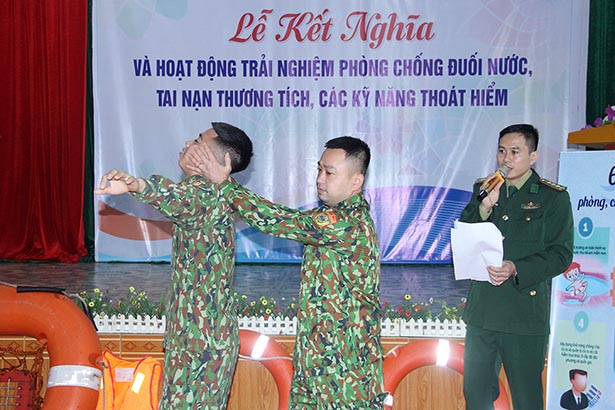 Chiến sỹ Biên phòng Lạch Kèn tuyên truyền kỹ năng chống đuối nước, tai nạn thương tích cho học sinh Tiểu học Xuân Lam