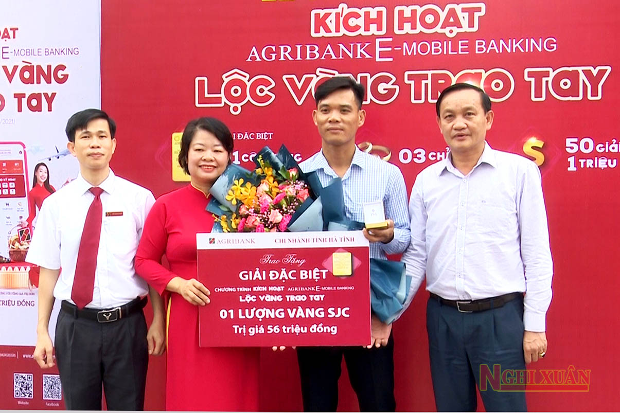 Khách hàng Nghi Xuân trúng giải đặc biệt chương trình “Kích hoạt Agribank E-Mobile Banking -Lộc vàng trao tay”