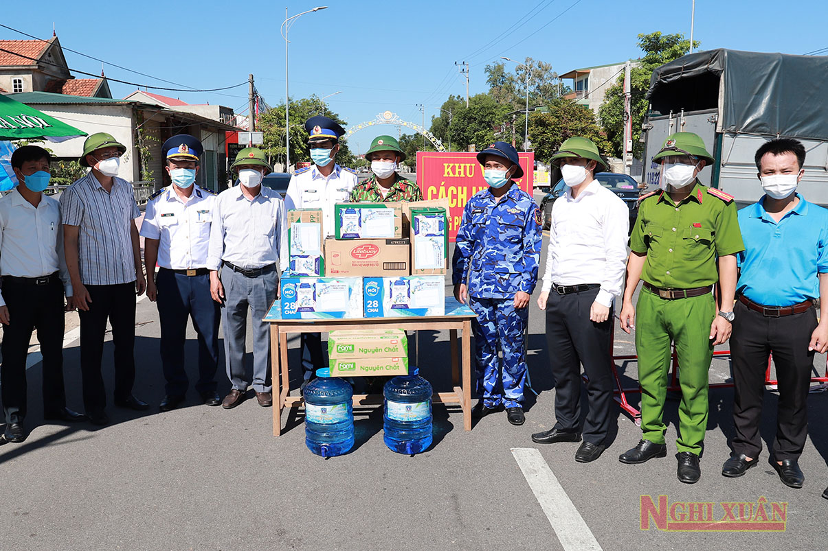 Trưởng ban Tổ chức Tỉnh uỷ Hà Tĩnh kiểm tra, tặng quà động viên chốt phòng, chống COVID-19 ở Nghi Xuân