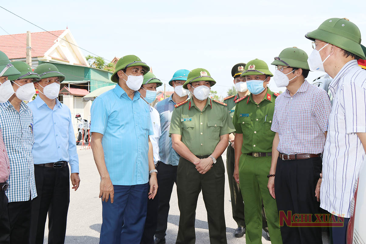 Chủ tịch UBND tỉnh Hà Tĩnh động viên các lực lượng làm nhiệm vụ tại các chốt kiểm soát COVID-19 ở Nghi Xuân