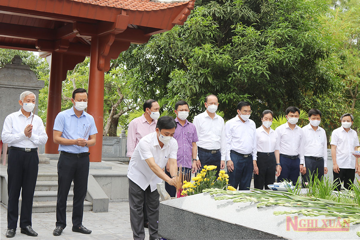 Lãnh đạo Hà Tĩnh và huyện Nghi Xuân dâng hương tưởng niệm 201 năm ngày mất Đại thi hào Nguyễn Du