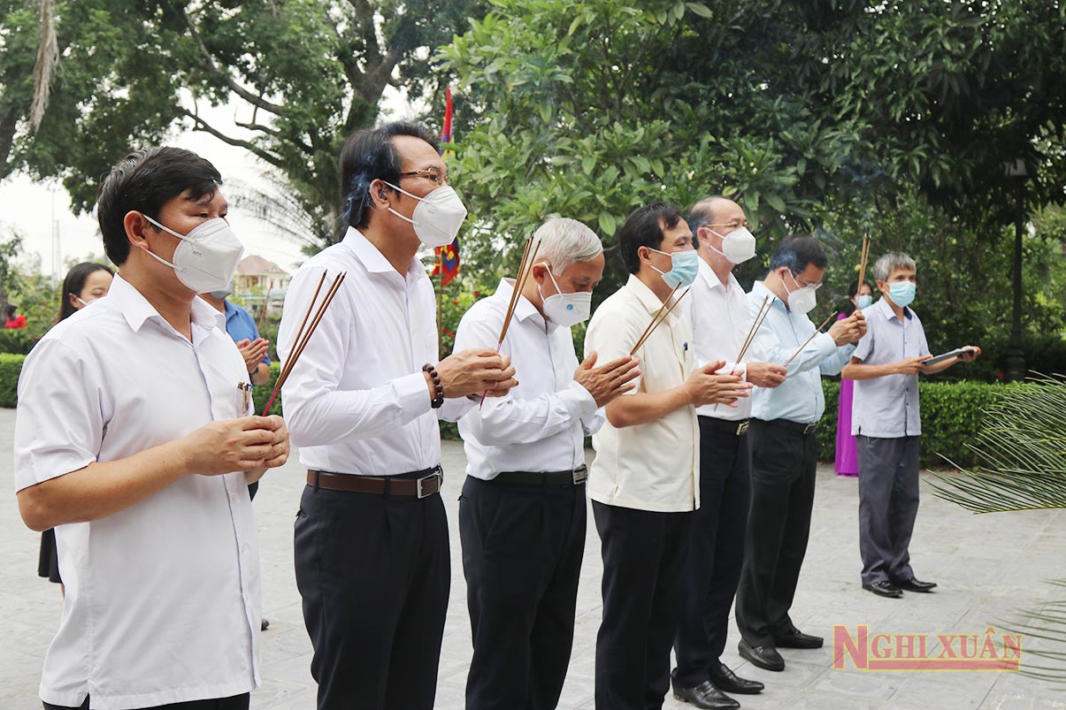 Bí thư Tỉnh uỷ Hoàng Trung Dũng dâng hương nhân ngày giỗ lần thứ 201 của Đại thi hào Nguyễn Du