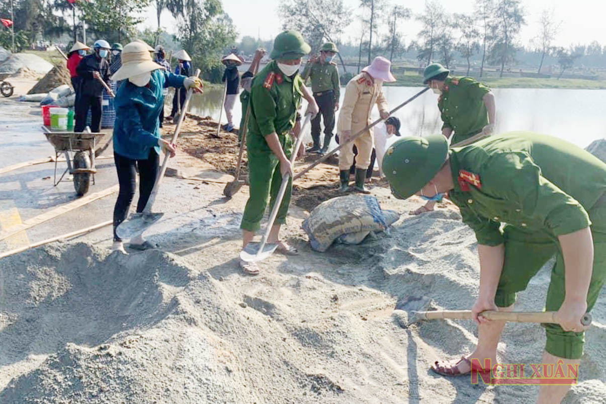 Không nghỉ cuối tuần, Công an Nghi Xuân giúp dân xây dựng nông thôn mới