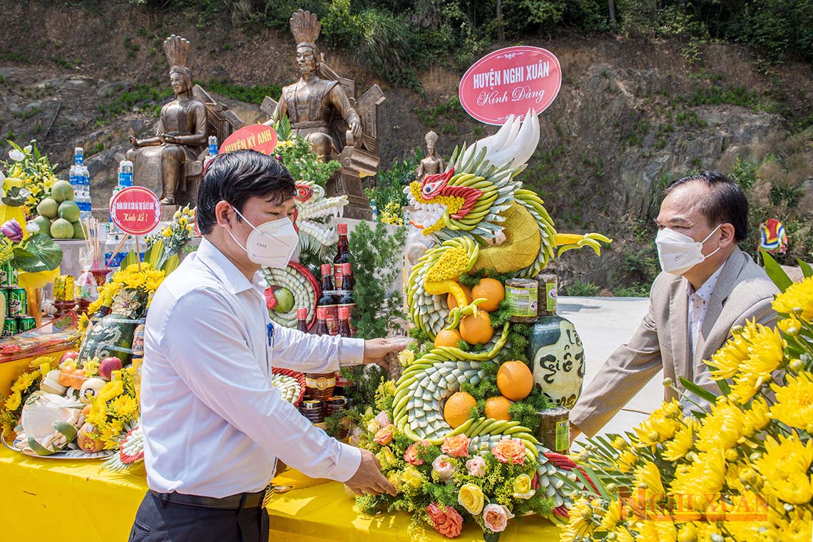 Lãnh đạo Nghi Xuân dâng lễ cúng Đức Thủy Tổ Kinh Dương Vương và các Vua Hùng