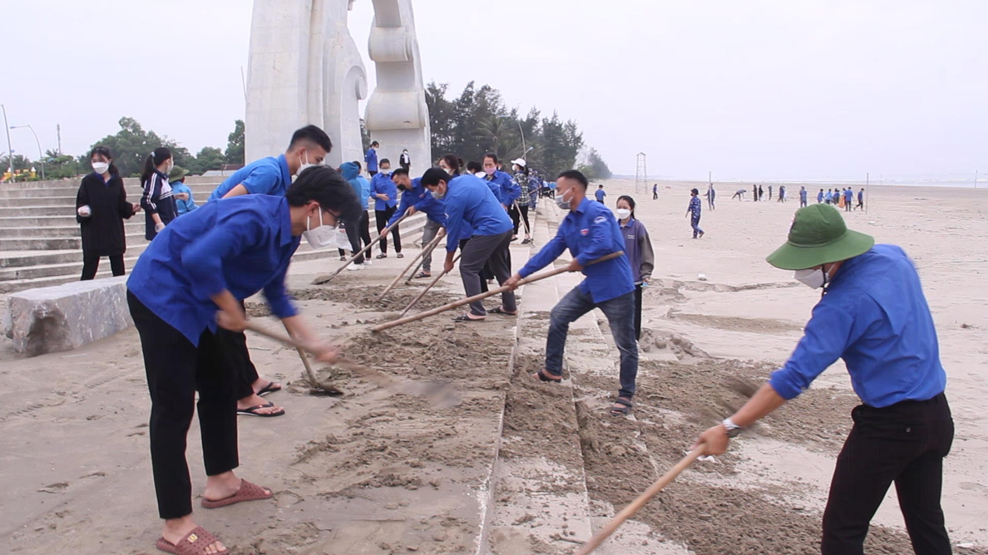 Gần 200 người tham gia làm vệ sinh môi trường ở bãi biển Xuân Thành