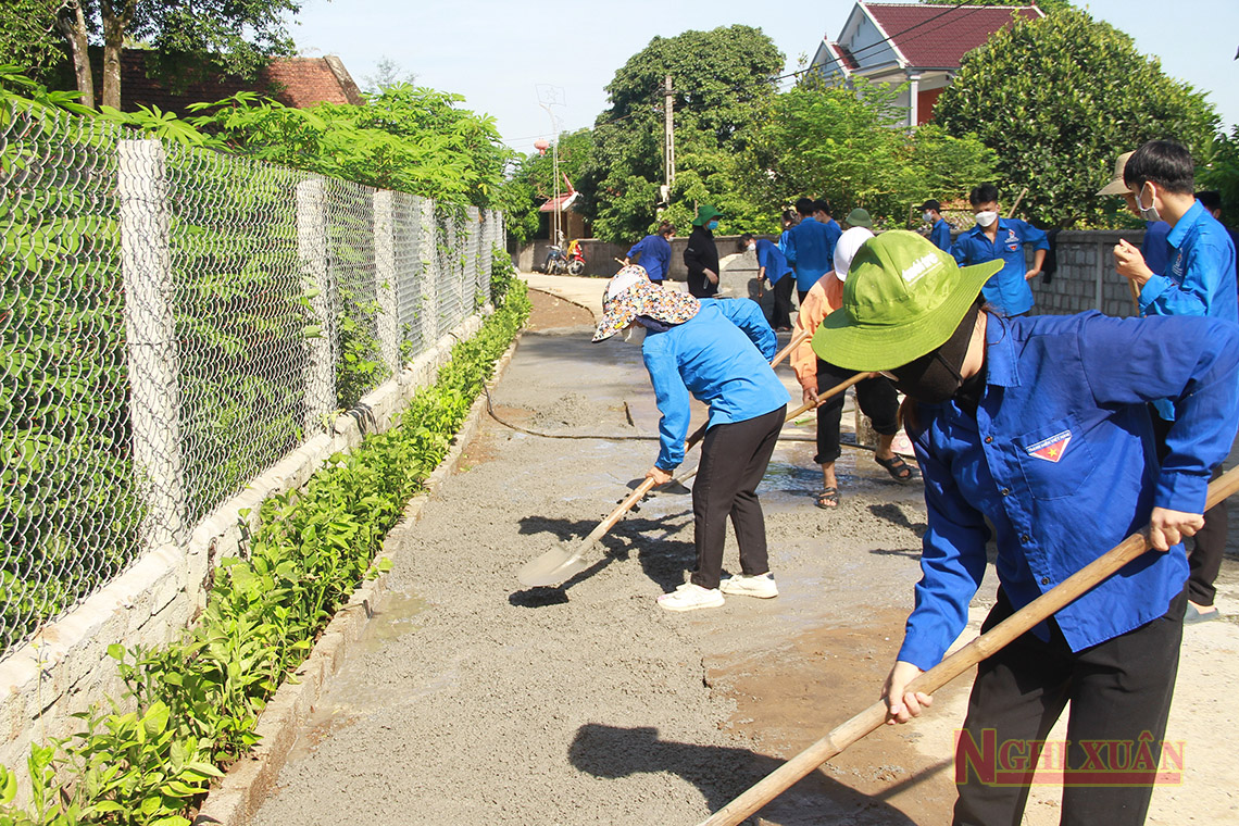 Hàng trăm đoàn viên, thanh niên Nghi Xuân hưởng ứng ngày chủ nhật tình nguyện xây dựng nông thôn mới