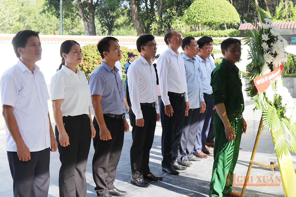 Lãnh đạo Nghi Xuân dâng hương tại Khu di tích lịch sử Ngã ba Đồng Lộc