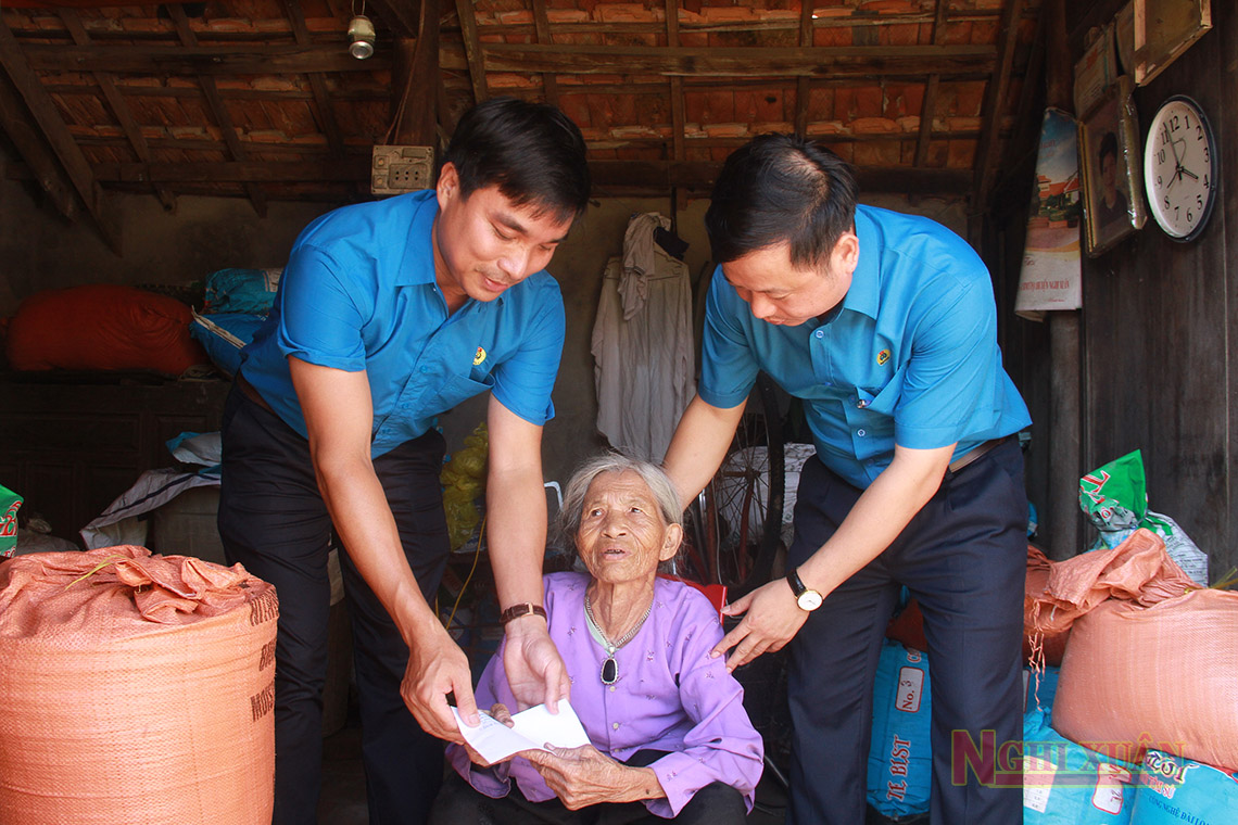 Công đoàn Huyện ủy Nghi Xuân trao nhiều phần quà ý nghĩa đến các gia gia đình có hoàn cảnh khó khăn