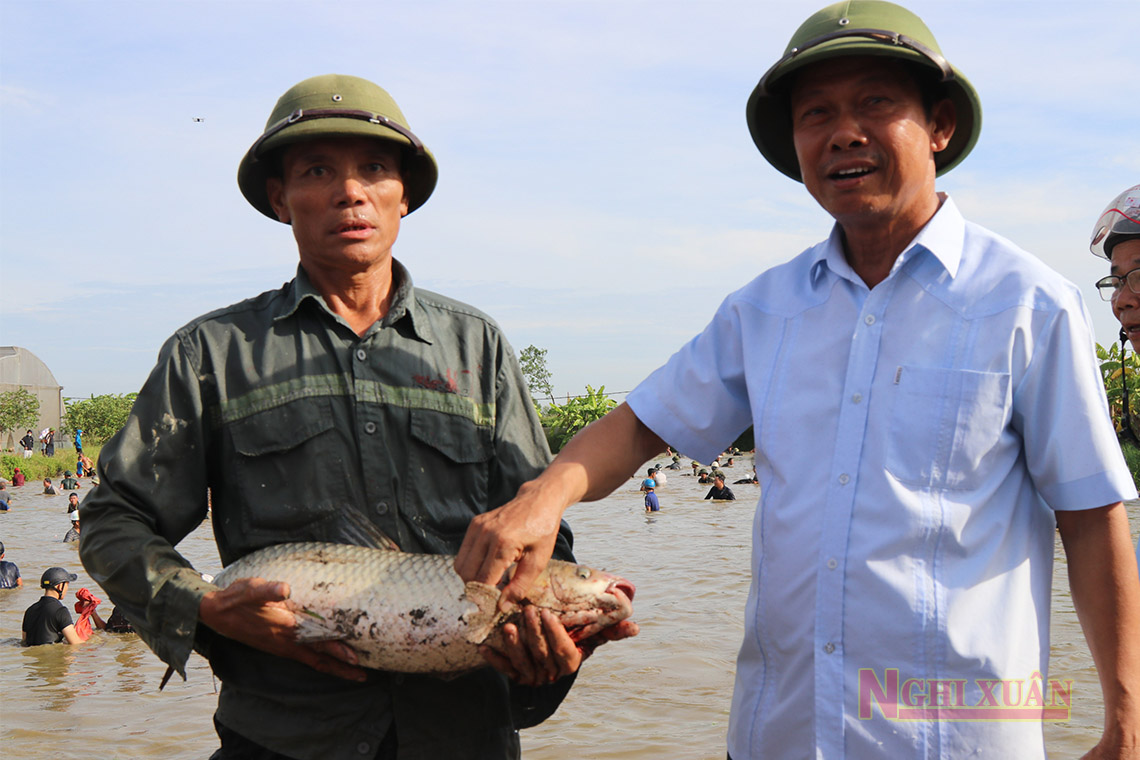 Hàng trăm "nơm thủ" trải nghiệm dịch vụ nơm cá tại Nghi Xuân