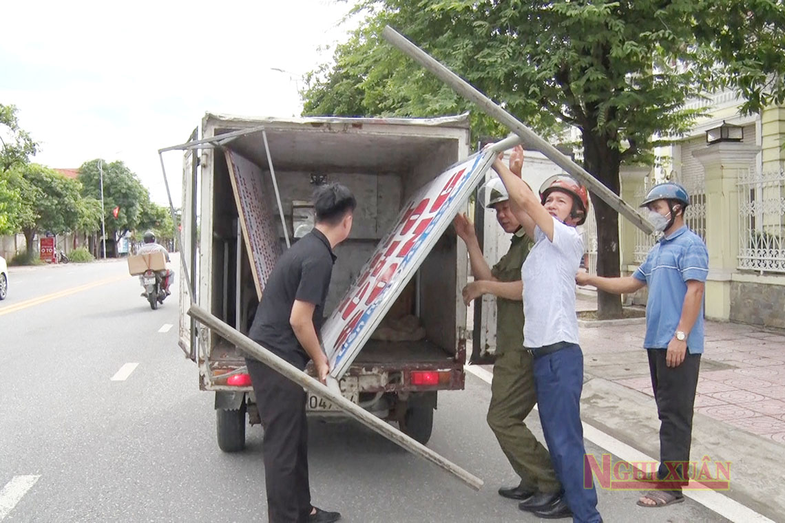 Thị trấn Xuân An ra quân giải tỏa hành lang an toàn giao thông