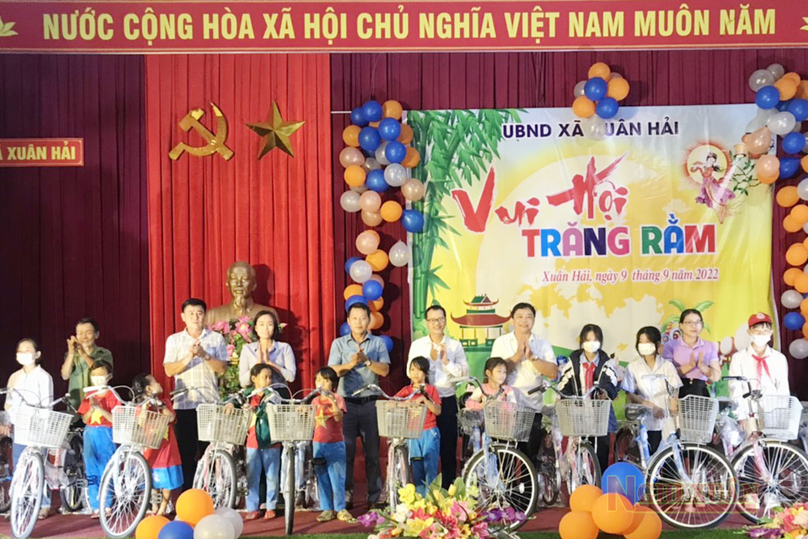 Trao 50 xe đạp cho học sinh có hoàn cảnh khó khăn ở Xuân Hải