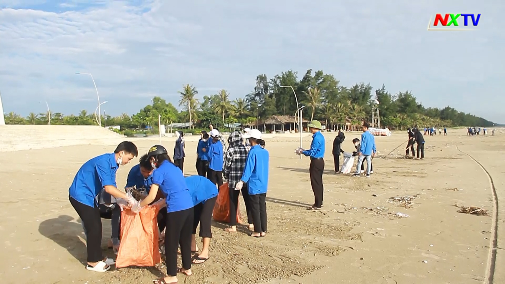 Tuổi trẻ Nghi Xuân ra quân làm sạch môi trường biển