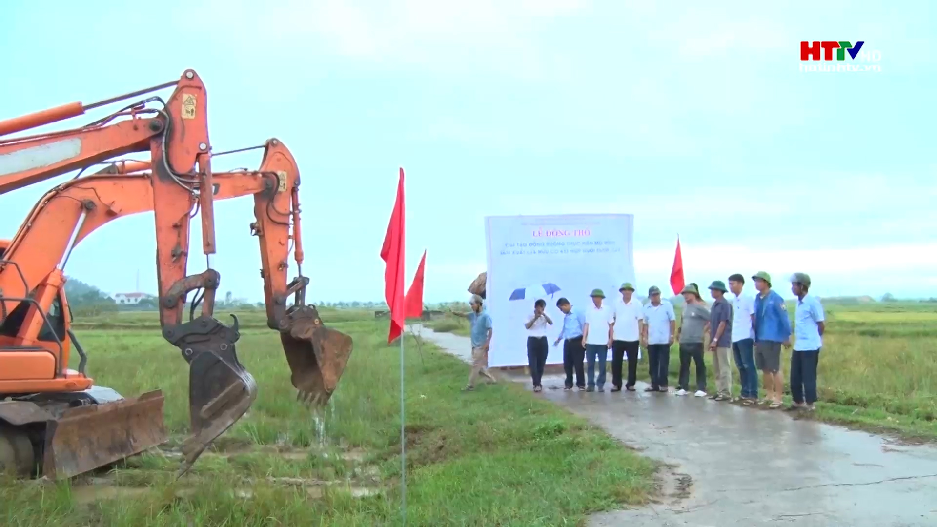 Xuân Lam ra quân cải tạo đồng ruộng thực hiện mô hình trồng lúa hữu cơ kết hợp nuôi rươi, cáy