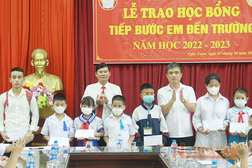 Trao 51 suất học bổng cho học sinh nghèo vượt khó ở Nghi Xuân