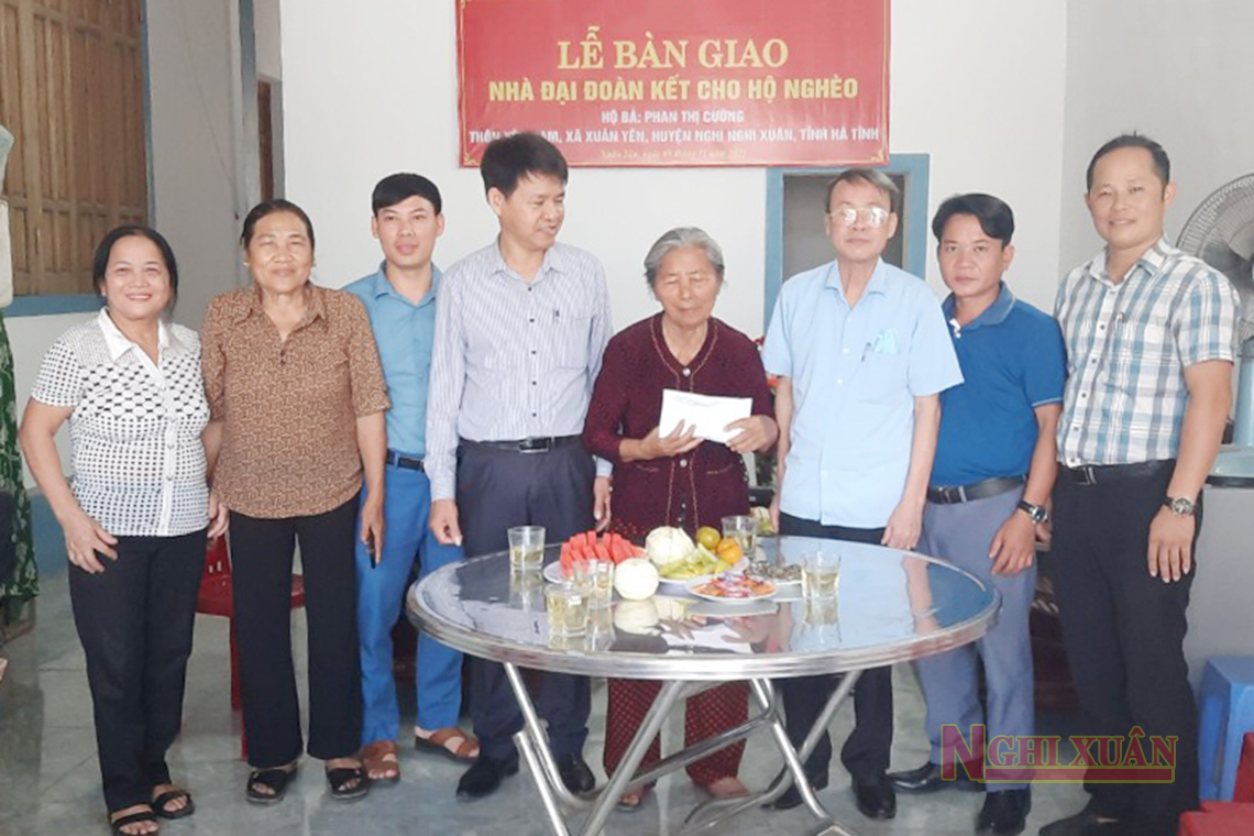 Bàn giao nhà ở cho hộ nghèo Xuân Yên