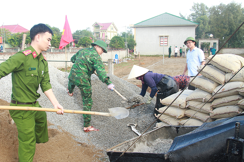 Lực lượng vũ trang Nghi Xuân giúp Xuân Hội xây dựng nông thôn mới ngày cuối tuần