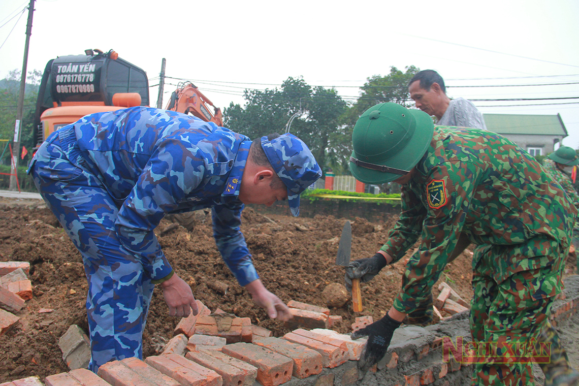 Lực lượng vũ trang Nghi Xuân chung tay xây dựng nông thôn mới