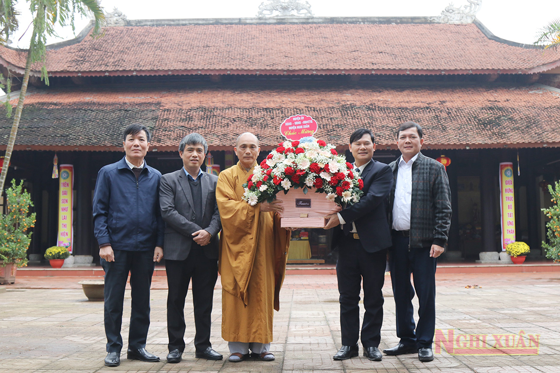 Lãnh đạo huyện chúc mừng chư vị giáo phẩm được tấn phong