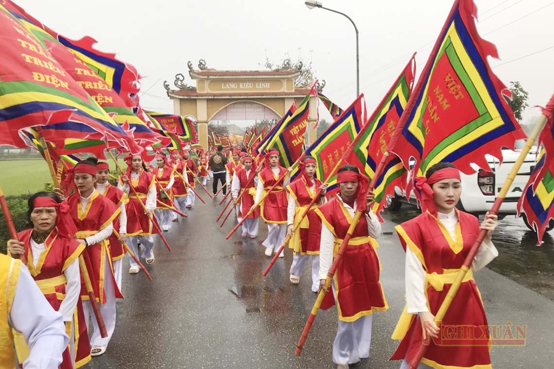 Hàng ngàn người dân về dự Lễ khai ấn Đền Trần tại Nghi Xuân