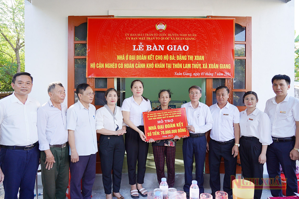 Bàn giao nhà đại đoàn kết cho hộ nghèo ở Xuân Giang