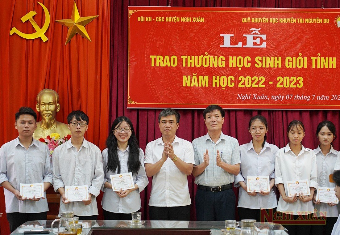 Nghi Xuân trao thưởng cho 58 em học sinh giỏi tỉnh