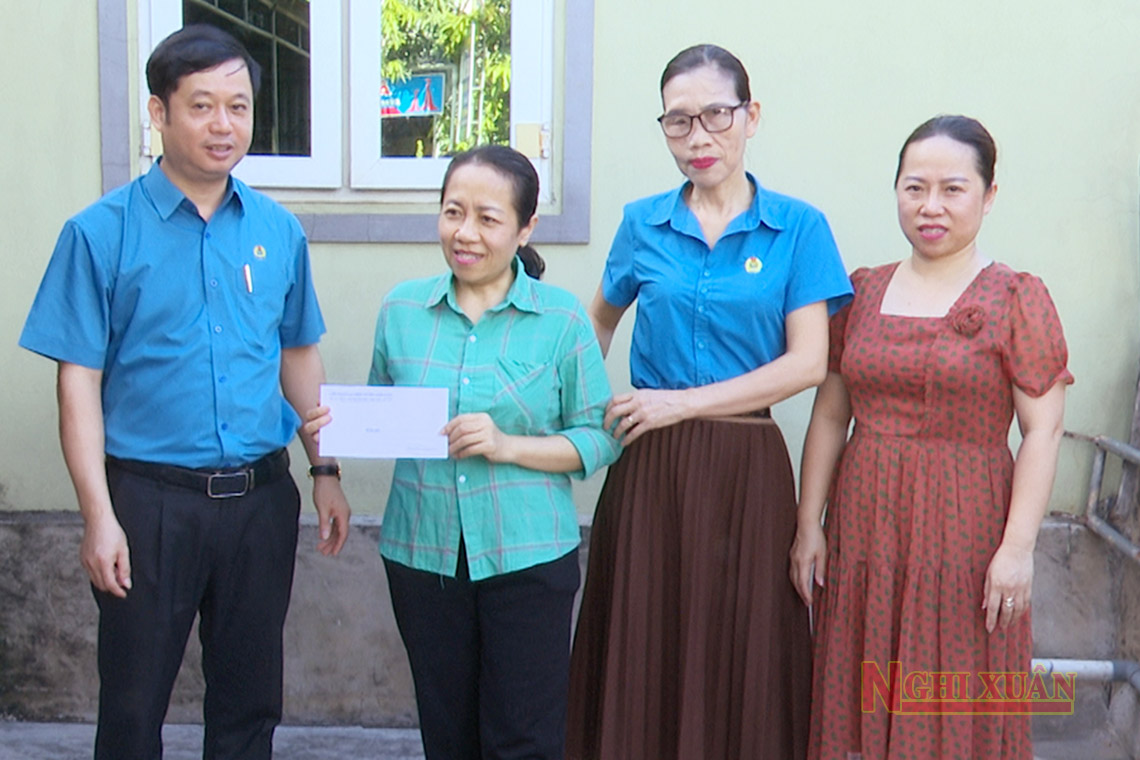 LĐLĐ Nghi Xuân thăm, tặng quà lãnh đạo công đoàn các thời kỳ và đoàn viên khó khăn