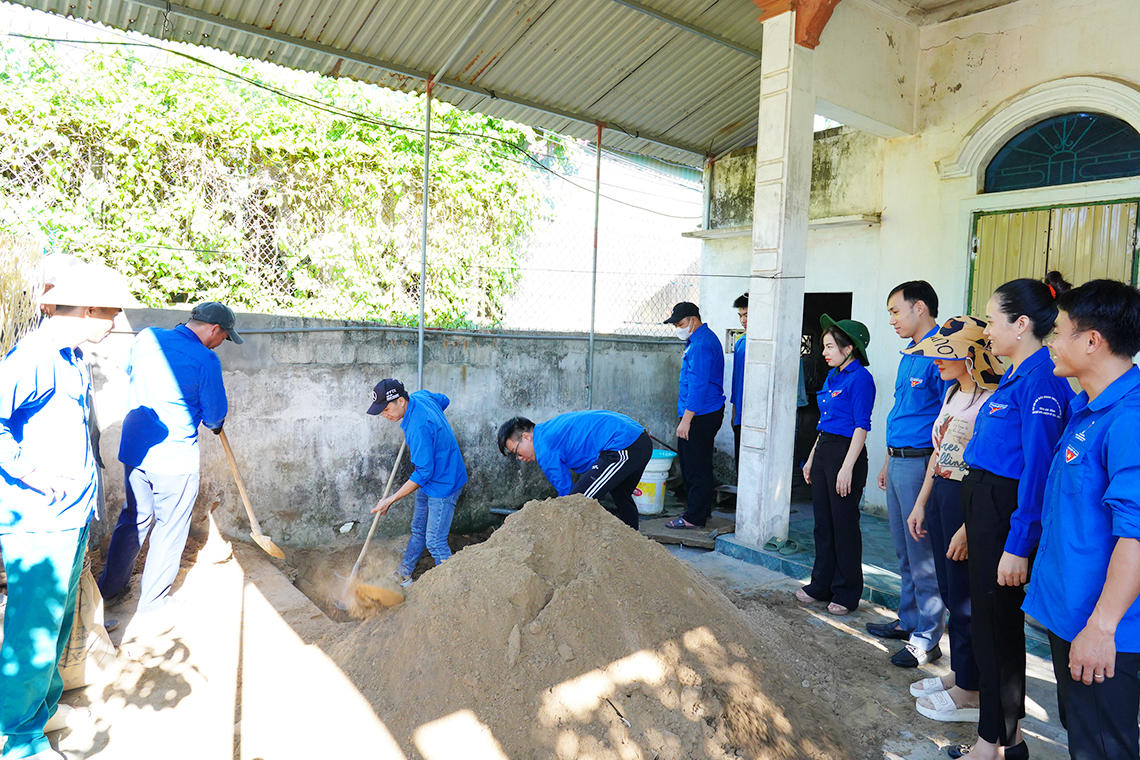 Tuổi trẻ Nghi Xuân sôi nổi hưởng ứng ngày cao điểm tình nguyện chung tay xây dựng nông thôn mới